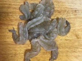 step2: 蝦子開背去泥腸後洗淨；