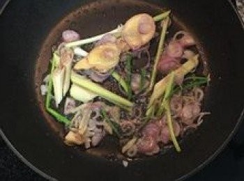 step6: 取出榨油後的雞油渣，接著炒爆香料，放入紅蔥頭、薑片、香茅段、蔥段入鍋炒香；