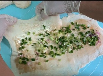 step4: 擀麵塗上<span class="group_2">油酥</span>葱粒包裹