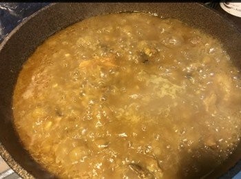 step3: 落油爆香蘋果，洋蔥，蒜頭，薑.....
洋蔥開始呈透明狀就可以加入咖哩粉炒至均勻，
此時便可加入牛肋條牛筋再炒均勻
之後加入大概3湯碗水，水必須蓋滿<span class="group_1">食材</span>
此時就可加入月桂葉，冰糖，中火燜30分鐘後熄火.....靜待15分鐘......再開火滾熱....再熄火.....又再靜待15分鐘（這個過程好煩，但會另肉質更入味更淋）