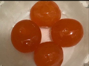 step1: 新鮮鹹蛋隔開蛋白只用蛋黃，隔水蒸15分鐘。
之後取出蛋黃用叉壓碎備用。