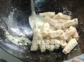 step5: 倒入炸好的芋頭及葱珠,熄火,快手抄動芋頭至糖漿出沙即可。