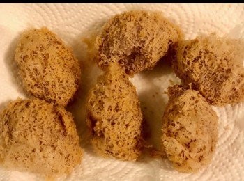 step6: 熱鍋加上適量油，待油約180度左右，放入芋角於熱油中，待它浮到表面後，炸至表面出現蜂巢狀的酥皮，然後取出瀝幹油，放在廚房吸油紙巾上，吸去多餘的油。