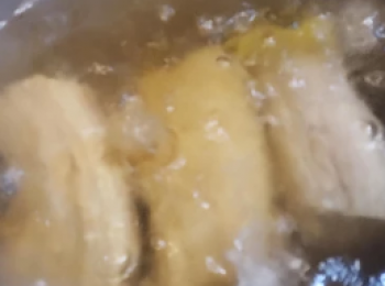 step1: 把五花腩洗乾淨， 放入滾水以中火煮20分鐘
