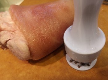 step3: 用肉針拮豬皮。