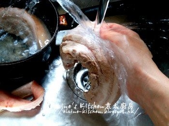 step2: 將豬腩肉的皮撕走再用水沖一沖洗
