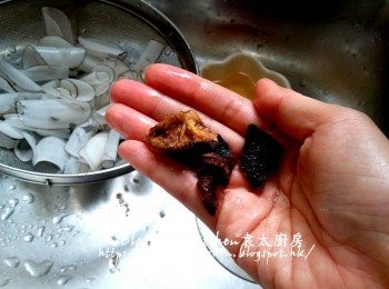 step5: 果皮刮去囊撕成細塊放入煲內 , 加入水用中火煮滾至熱果皮水