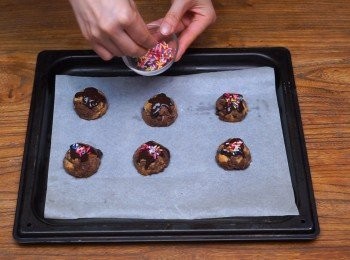 step6: 放涼後，用免調溫黑朱古力及朱古力彩針裝飾。