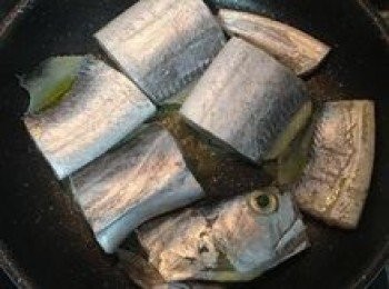 step3: 不沾鍋燒熱，放入適量的油，擺入帶魚煎；