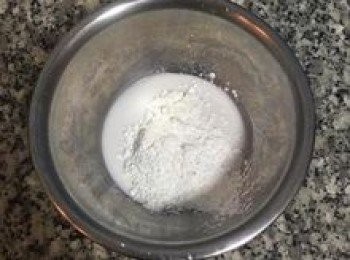 step7: 玉米粉倒入椰奶中，拌勻攪散；