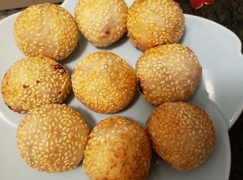 step12: 如果冇小丸子盤就要如下步驟去炸

中小火燒熱油。用長筷試油溫，如筷子邊有氣泡慢慢升起，即表示油溫適中、火力轉為小火。慢慢地將每個粉糰分別放入油裏，不要讓粉糰黐在一起或黐鑊
用筷子不停地推動每個粉糰，直至每個粉糰開始脹大。
炸煎堆約5分鐘，發大至比原來的粉糰大2倍半。炸至金黃色。將火力轉為大火，炸30秒逼出油，可拿出趁熱食用。