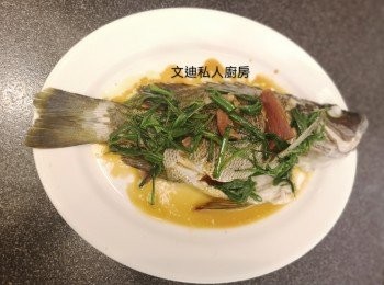 step1: 魚洗乾淨後在魚身底面打橫介開三刀。