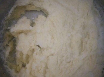 step2: 蛋黃加入２勺白糖，加入麵粉，半袋牛奶，用和麵，繼續攪拌