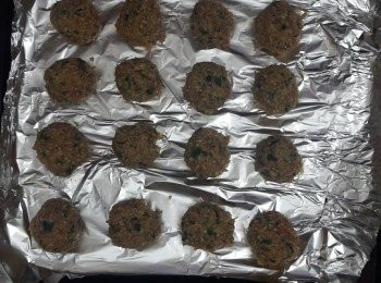 step6: 再搓成小球狀
預熱焗爐200度，入爐焗30分鐘即成

*純瘦絞肉口感較柴，適合減肥、低碳的朋友，一般用半肥瘦梅頭會juicy很多的
*這個份量一次可以做很多粒，不一次吃完可以先不焗，搓好後放入冰格，要吃的時候退冰再烤即可，我自己每次吃六粒，就每六粒包一份拿去冰
*烤好的肉丸可就這樣吃，也可做蕃茄醬肉丸或是其他料理也很好吃的！