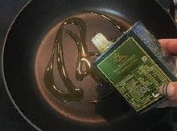 step6: 炒鍋燒熱，放入少許優質橄欖油；