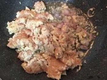 step7: 原鍋原油，放入蒜末和紅蔥片拌炒出香味後，倒入雞絞肉翻炒；