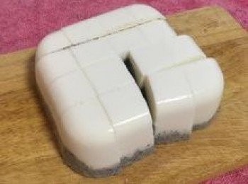 step12: 倒出雪花糕，分切成16塊。