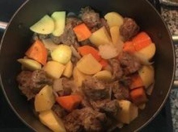 step7: 放入紅蘿蔔與馬鈴薯塊拌炒；