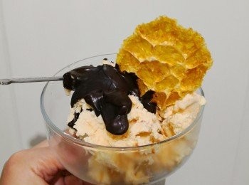 step3: 雪實之後便可以吃，上碟前可 溶一些黑朱古力 淋上雪糕面上便會成為脆皮面更好吃