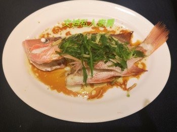 step3: 燒熱滾油落薑絲和蔥絲隨即熄火，將油、薑絲和蔥絲淋上魚面，再加生抽即成。