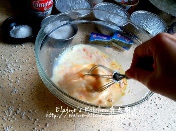step4: 雞蛋打入碗內 , 加入100ml鮮奶 , 吉士粉拌勻