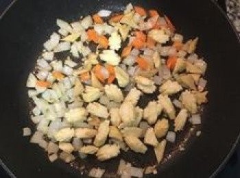 step9: 接著放入紅蘿蔔與玉米筍略炒；