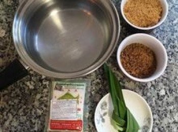 step1: 將斑蘭葉徹底洗淨備用；秤好糖與冷開水的用量。 
液體與洋菜粉以100：1 的比例口感最好。
也有用冬瓜茶做的版本，但是冬瓜糖的熱量遠遠大過棕梠糖；棕櫚糖的升糖指數GI值僅有砂糖（蔗糖）的三分之一（GI值約為35），熱量約為4卡／g（蔗糖為4000卡/g)，且含有豐富的礦物質，像是鐵、鎂、維生素B等。