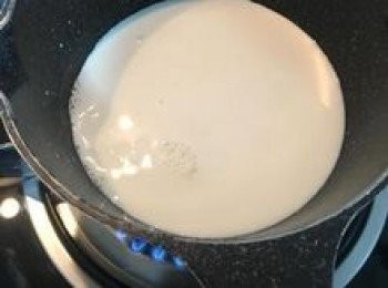 step3: 牛奶中加入糖，小火拌到糖溶化後，將玉米粉+椰奶的混合液倒入牛奶中；拌勻並持續攪拌。