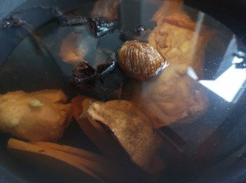 step2: 除杞子備用，將1公斤水和1公升浸虎掌菌煮滾後，將其餘材料同煲滾，我利用水波爐過熱水蒸氣100度燉兩小時。如用燉盅煮滾液體後，除杞子備用，其他材料放入燉盅燉兩小時 。