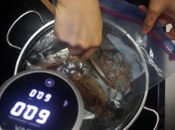 step7: 慢煮棒預熱60度，把降溫好的鴨胸放入慢煮袋
以水浴法用60度煮90分鐘