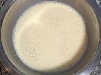 step2: 全蛋打散後加入牛奶混勻。
（喜歡奶味重者可將100g牛奶改成鮮奶油）