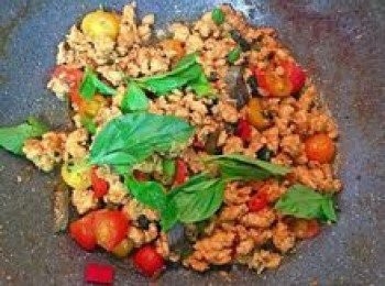 step11: 最後放入辣椒和另一半九層塔葉拌炒即可起鍋。
如用的是大辣椒，去籽後就沒辣度，不過喜歡吃辣的話，就再切一條朝天椒下去拌炒！馬上就能把泰國菜的感覺帶出來了喔～