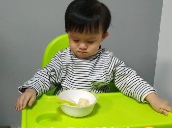 step9: 佢之前未試過芝麻油味道，所以佢好比面好快食晒！