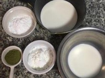 step1: 先進行椰奶雪花糕，將材料都先秤好；以無糖保久乳來做這道甜點，保存時間較長，因保久乳已經高溫殺菌，故用來做甜點或烘培其實更穩定且適合喔。