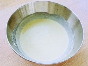 step3: 將包裝內的麵粉及山芋粉加水，攪拌成粉漿。