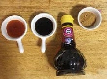 step5: 先將<span class="group_2">調味料</span>秤好，炒起來才不會手忙腳亂。