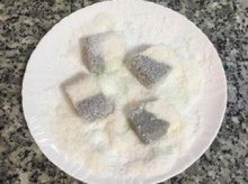 step13: 沾上椰絲，即完成。