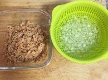 step2: 洋蔥切丁泡冰的開水除去辛辣味；取一容器，鮪魚罐頭的水份都不要，只倒出鮪魚；