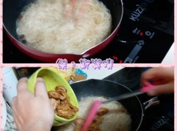 step4: 湯底完成後，
再將預先煮好既麵線落鑊煮開，再加入已調味好既大腸。	再以老抽調色。