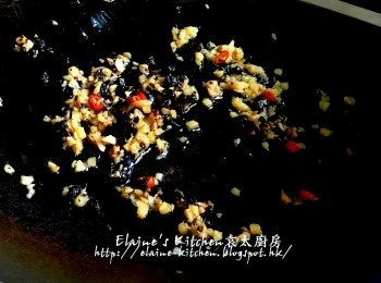 step5: 燒紅鑊 , 先放入豆豉 , 薑粒 , 辣椒粒及一半份量蒜蓉用中火爆香數分鐘至有香味