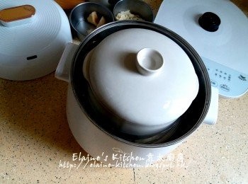 step8: 蓋上燉盅蓋 , 蒸燉寶的煲內加熱水至水位位置 , 放上蒸架 , 放上燉盅