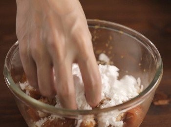 step2: 醃製好了後與片栗粉抓勻備用。