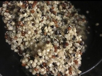 step2: 煲加入二飯碗水，把三色藜麥（有機）放進煮12-15分鐘關火蓋上煲蓋。藜麥剛煮好時你會發覺有點水仍然在煲內，放心一會兒後會發覺藜麥會慢慢吸收水份，放涼備用。