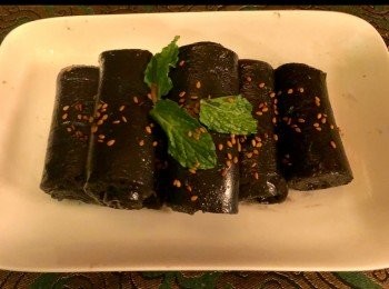 step8: 完成後放少許白芝麻於上面。加一、兩薄荷葉作裝飾便成。


做好後，可放入雪柜冷藏一、兩天。



想知道我更多食譜，可去我Facebook 專頁。
https://m.facebook.com/carlineki/