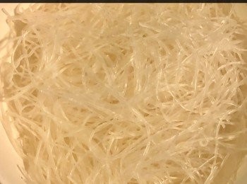 step2: 粉絲放在暖的開水中泡軟後撈出，剪成兩段備用。