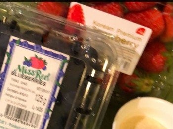 step1: 士多啤梨，藍莓和 魚膠粉，用適量溫水攪勻備用。