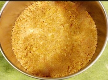 step4: 然後將餅亁碎屑倒入碗中，加入熔解了的牛油。用力攪均後，將餅亁碎屑壓在一個8寸圓型的批盤內，慢慢將餅亁碎屑壓成批形狀的批殻，然後放入雪櫃內冷藏30分鐘後備用。