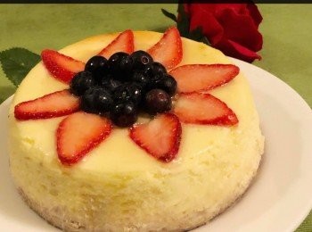 step9: 首先將士多啤梨切薄片排好似花朵，然後中間放上藍莓。