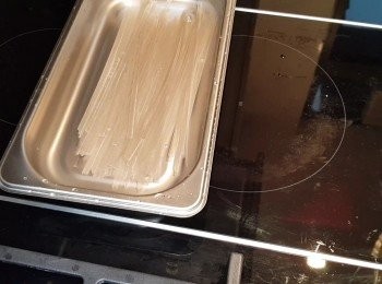 step6: 所有蔬菜已經準備好，現在可以浸韓國粉絲
我準備了些水用來浸粉絲，要浸大約1小時。

大約一束就可以，如果特別喜歡粉絲可加多少許。