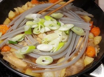 step11: 20分鐘後就可以放入浸軟了的粉絲和大蒜再煮多大約10分鐘就可以